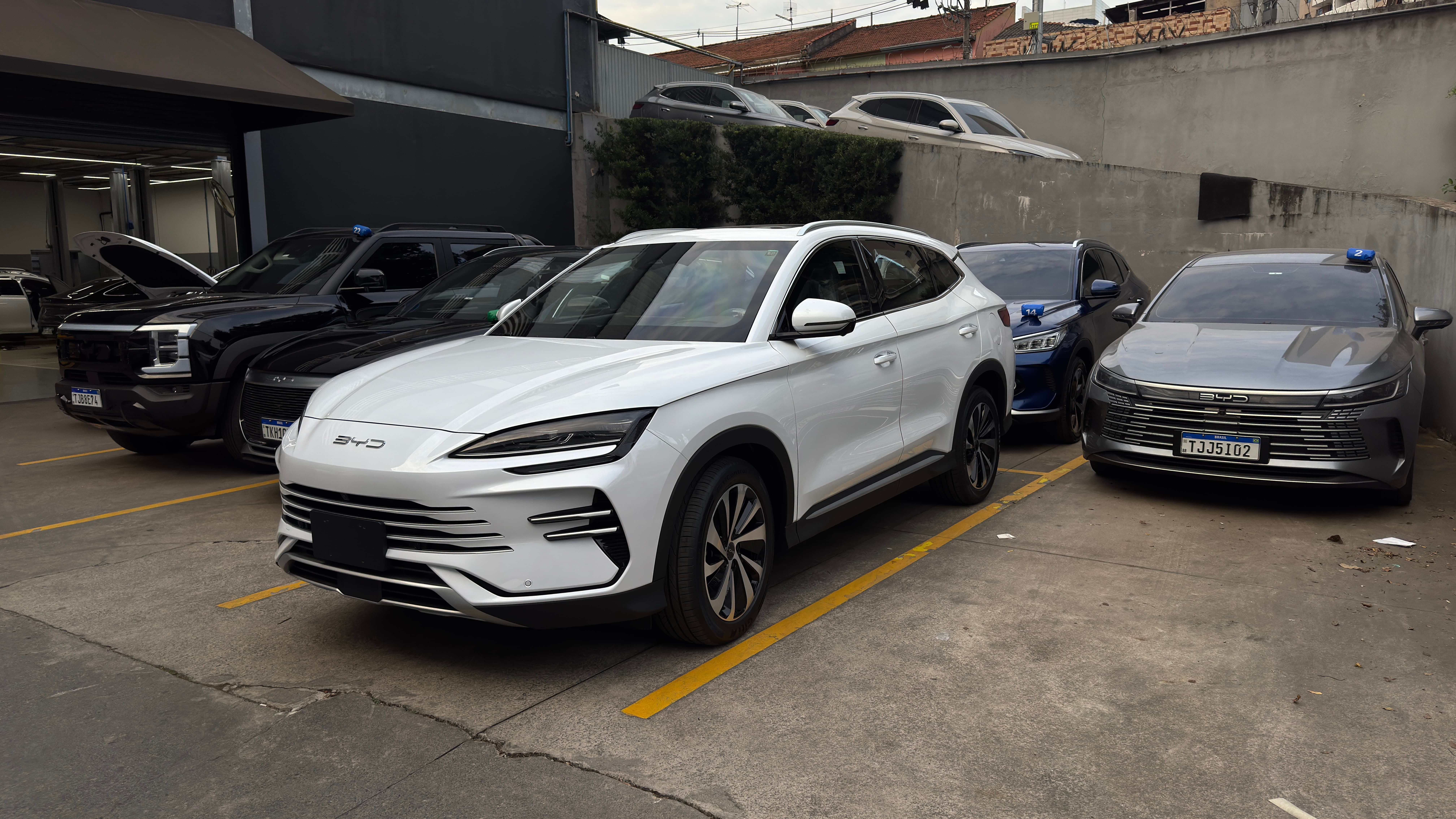 Motorista de aplicativo ao lado de um carro novo financiado pelo programa Move Brasil em parceria com Banco do Brasil e Uber