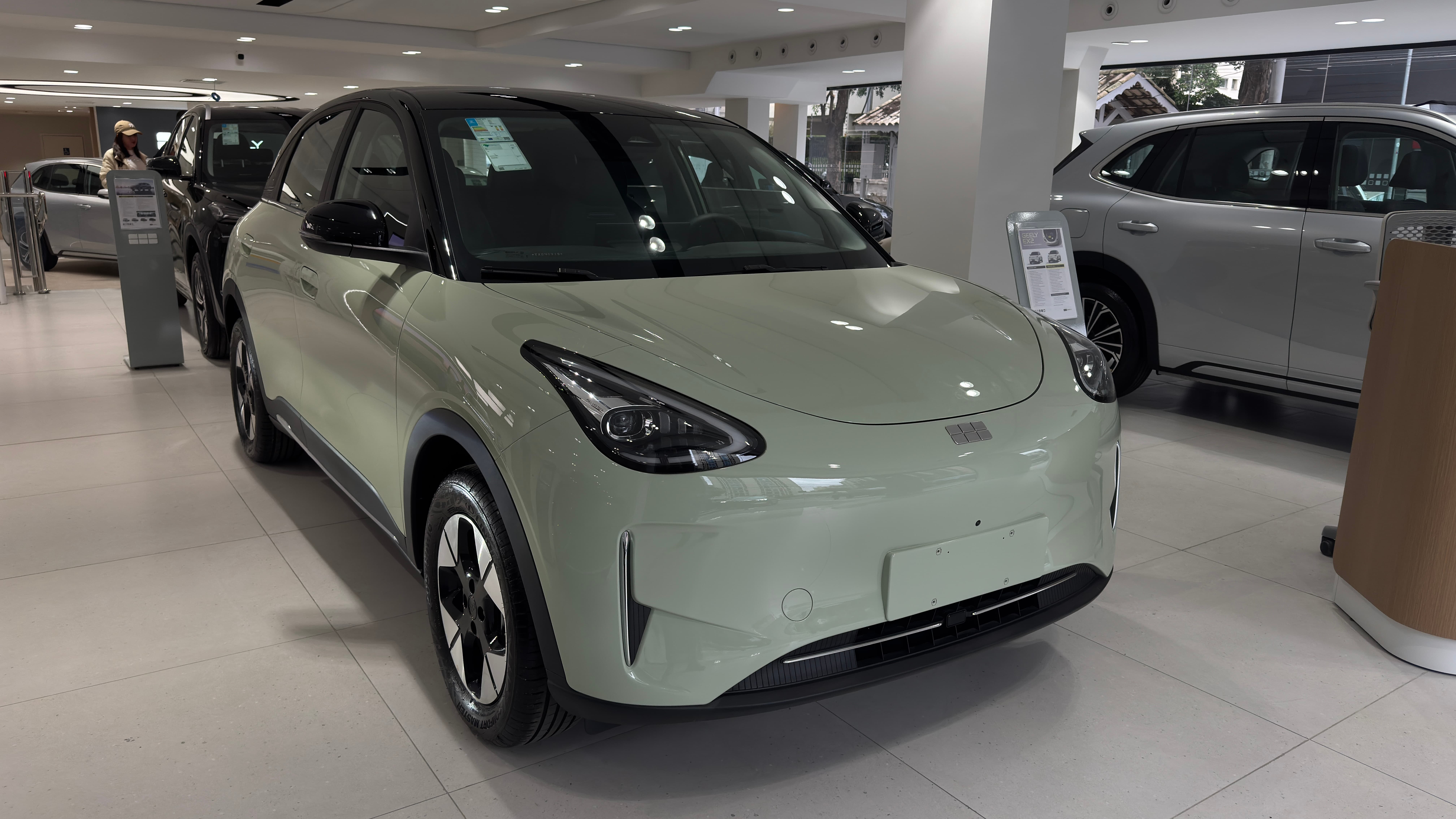 Geely EX5 vista frontal com iluminação LED e grade fechada de veículo elétrico
