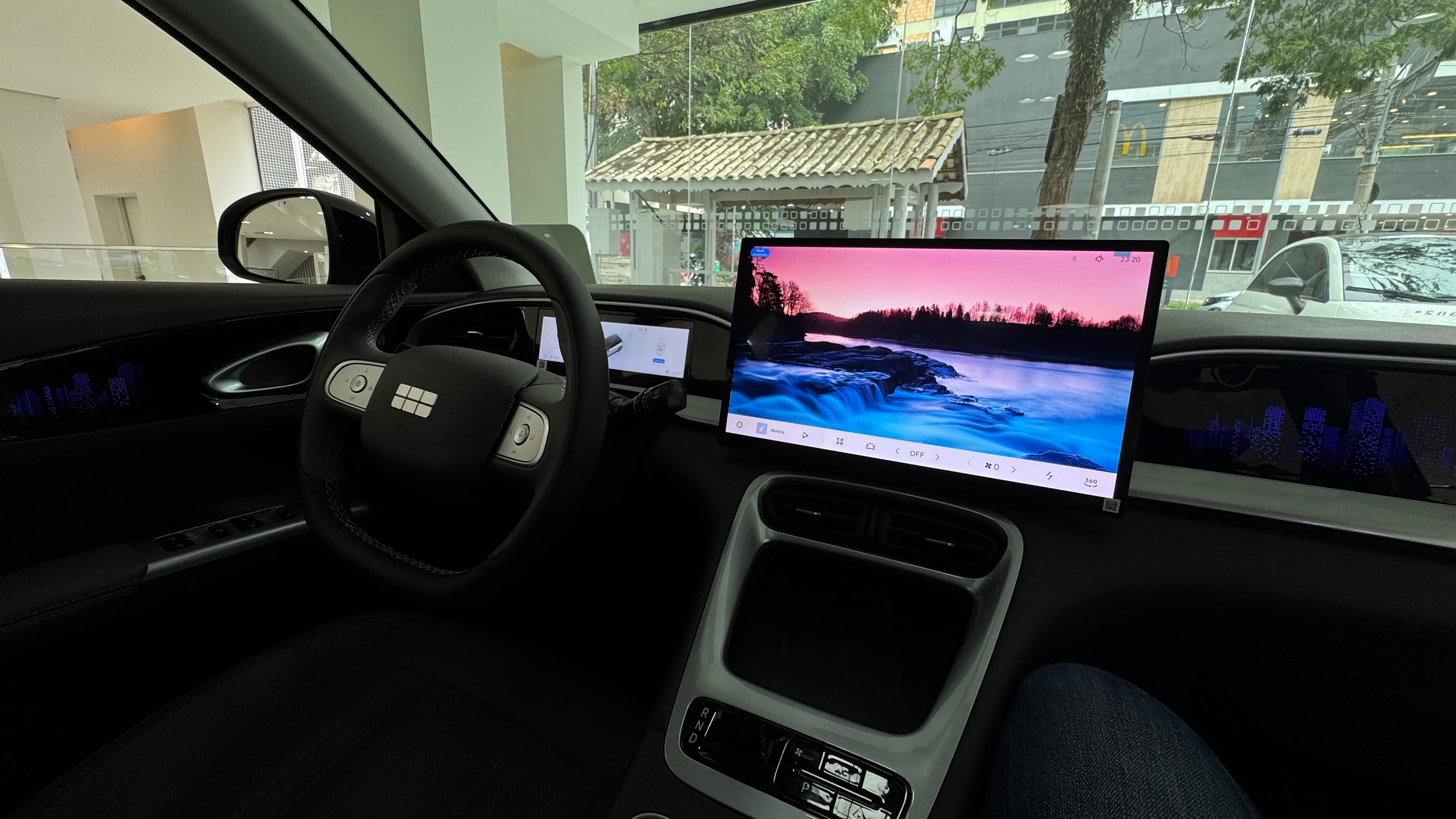 Painel interno do Geely EX5 com tela central vertical e acabamento do console