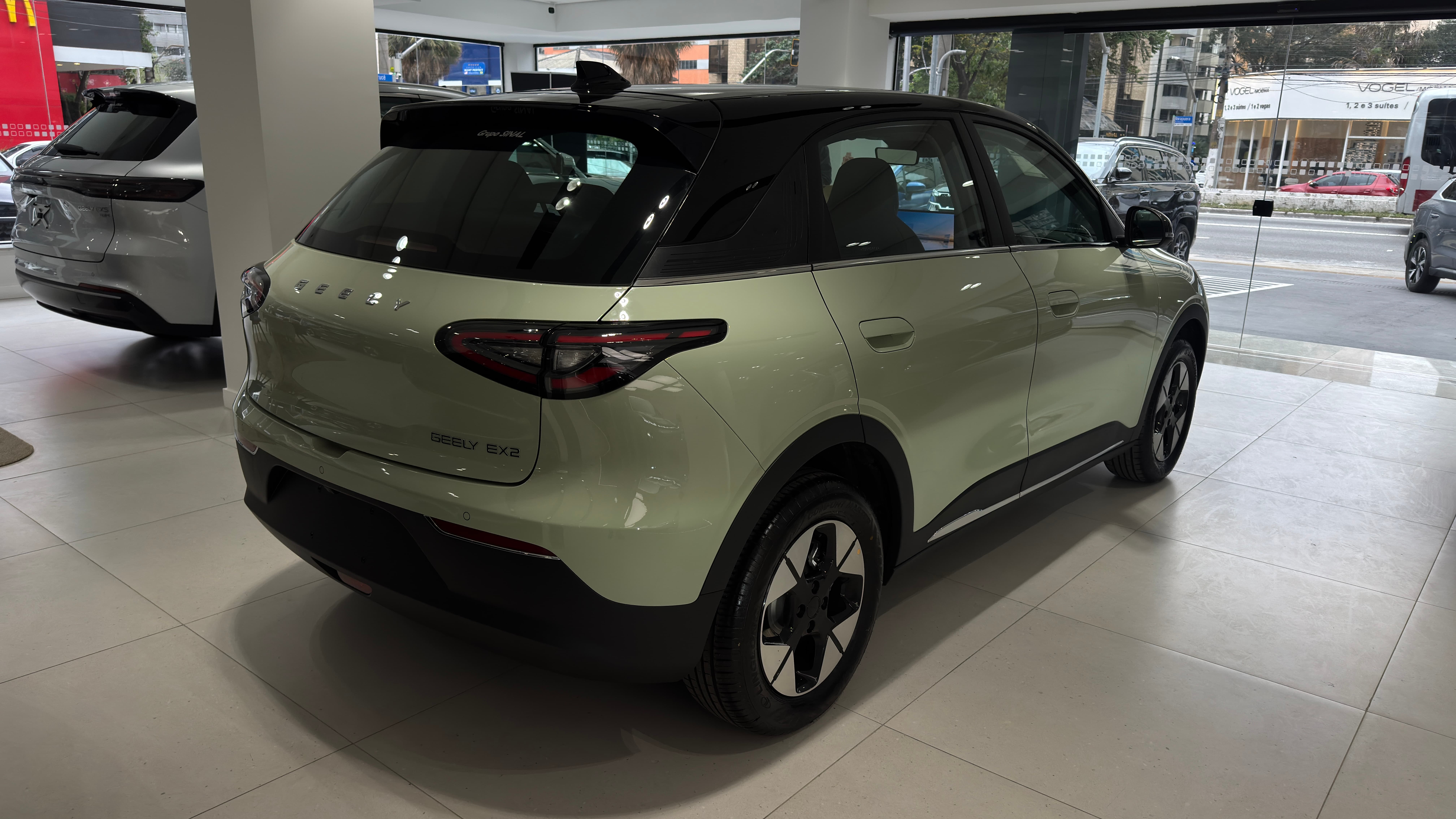 Geely EX5 vista traseira mostrando lanternas LED e proporções do SUV